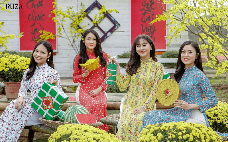 Mùng 1 Nên Mặc Đồ Màu Gì Để Mang Lại May Mắn Cả Năm? 2 Mùng 1 tết nên mặc đồ màu đỏ vàng xanh lam để cả năm may mắn