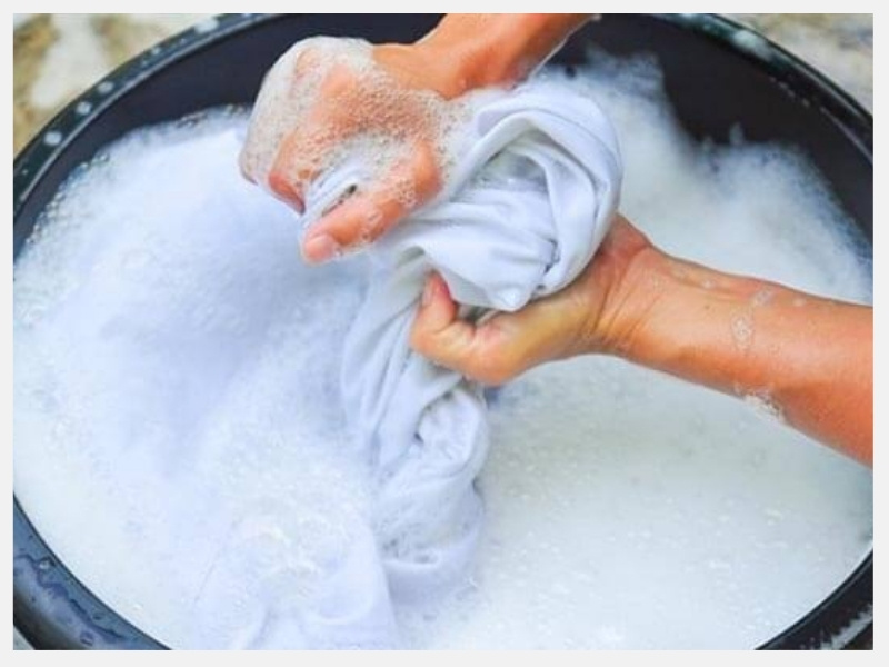 Hướng Dẫn Cách Giặt Áo Thun Không Bị Giãn Và Bền Màu 4 Sử dụng nước lạnh khi giặt
