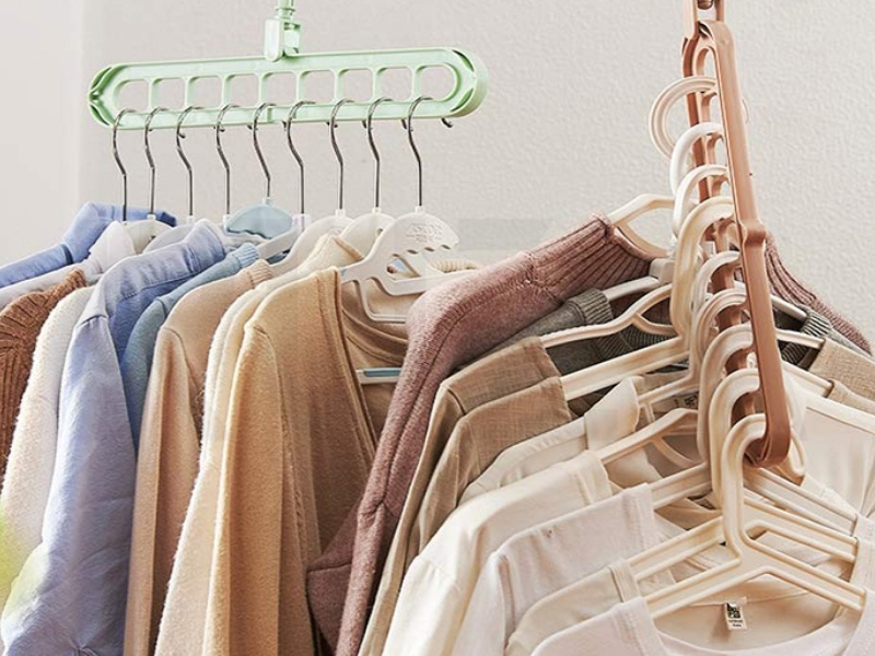 Hướng Dẫn Cách Treo Áo Thun Không Bị Giãn, Giữ Form Dáng 4 Dùng hai móc khi treo áo